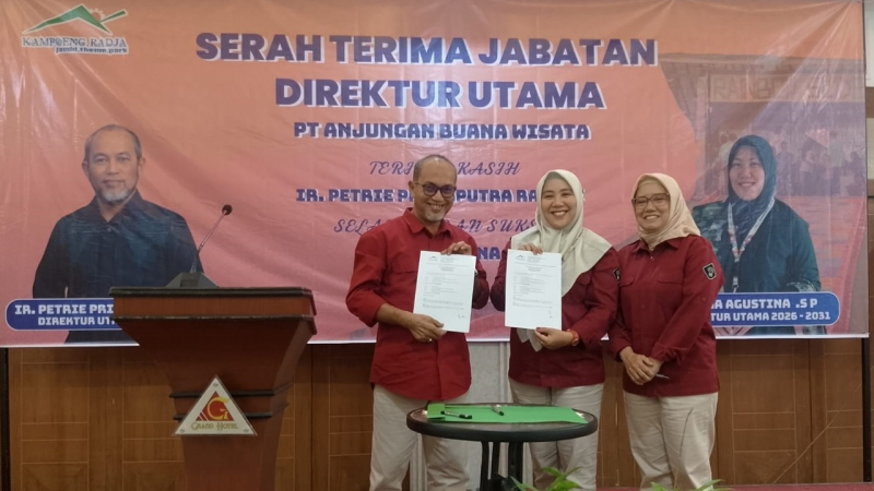 Serah terima jabatan Direktur Utama dari Ir. Petrie Primaputra Ramlie kepada Fela Agustina, SP. Acara berlangsung di Hotel Grand Jambi, Kamis (18/6).