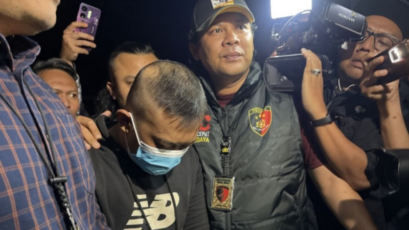 Taufik Hidayat yang diduga terlibat dalam tindak penganiayaan dan penyekapan terlihat digiring petugas ke Mapolda Jabar guna menjalani pemeriksaan lebih lanjut.