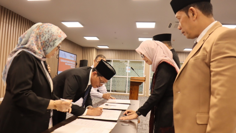 Rektor menandatangani SK pejabat yang telah dilantik