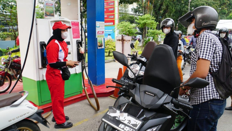Warga mengantri untuk mendapatkan BBM Subsidi