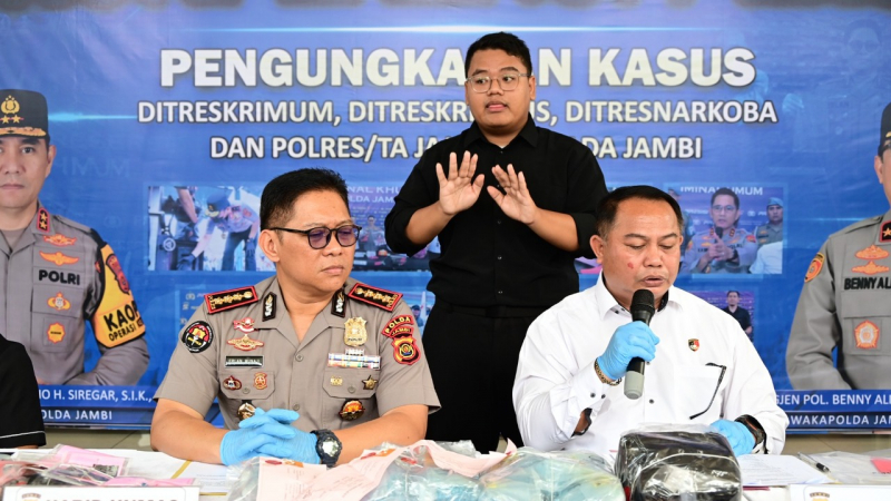 Konferensi pers yang digelar di Lobby Utama Mapolda Jambi pada Selasa (30/6/2026) dipimpin Kabid Humas Polda Jambi Kombes Pol Erlan Munaji, didampingi jajaran Direktorat Reserse Kriminal Umum, Direktorat Reserse Kriminal Khusus, dan Direktorat Reserse Narkoba.
