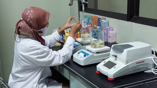 Dosen UNJA saat melakukan riset untuk menciptakan serum dari Daun Pucuk Merah 