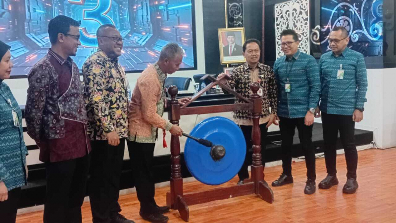 Pemukulan gong sebagai tanda diluncurkannya Program PEKA BPJS Ketenagakerjaan di Jambi
