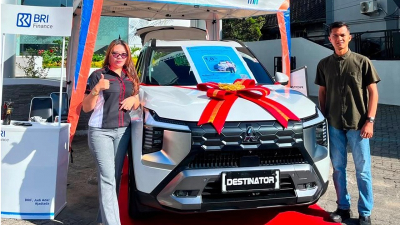 Pengunjung melihat pilihan kendaraan dari merek pada ajang BRI KKB Expo