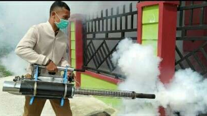 Petugas lakukan Fogging cegah di DBD di Sungai Penuh.