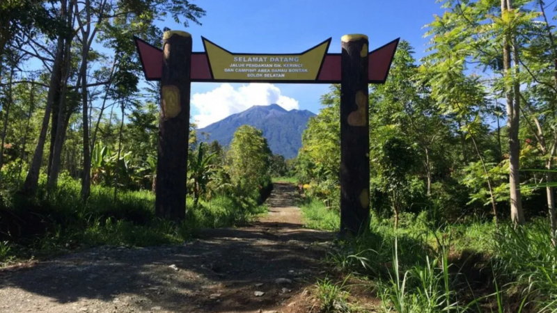 Akses pendakian melalui Kabupaten Solok Selatan resmi dibuka setelah Pemerintah Kabupaten Solok Selatan bersama Balai Besar Taman Nasional Kerinci Seblat (BB TNKS)