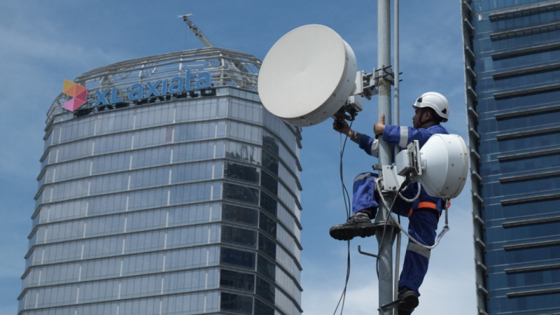 Pekerja tower melakukan pemeliharaan jaringan guna memastikan layanan pelanggan berjalan dengan lancar 