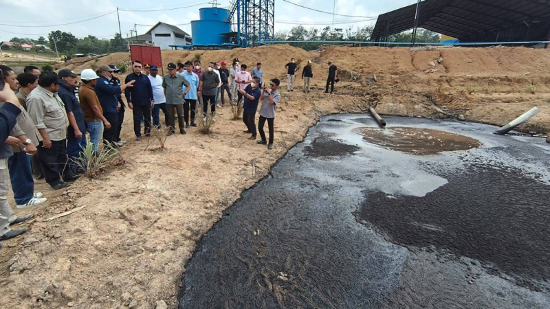 Anggota Komisi XII DPR RI dari Daerah Pemilihan Jambi, Syarif Fasha dan Cek Endra, melakukan inspeksi pabrik pengolahan berondolan kelapa sawit milik PT Samudera Mahkota Mas (PT SMM) di Desa Pelawan Jaya, Kabupaten Sarolangun, Sabtu (1/8),