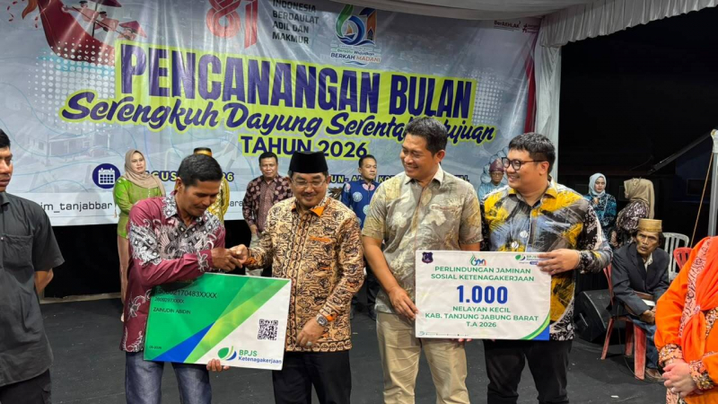 Penyerahan secara simbolis kartu kepesertaan BPJS Ketenagakerjaan bagi nelayan kecil

