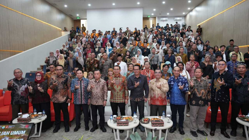 Fotobersama usai Kuliah Umum di Auditorium Graha Singadekane, Kampus UNJA Telanaipura