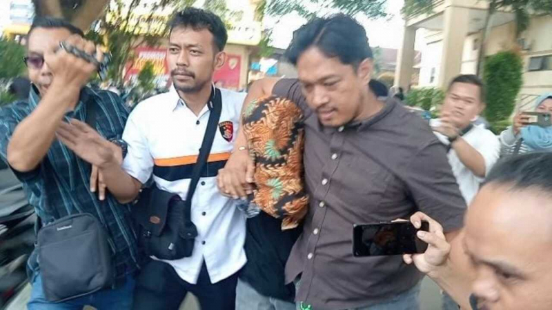 Tim Polda Jambi saat membawah Tedy Hidayat (27)  tersangka dalam kasus dugaan perdagangan anak yang menyita perhatian publik.