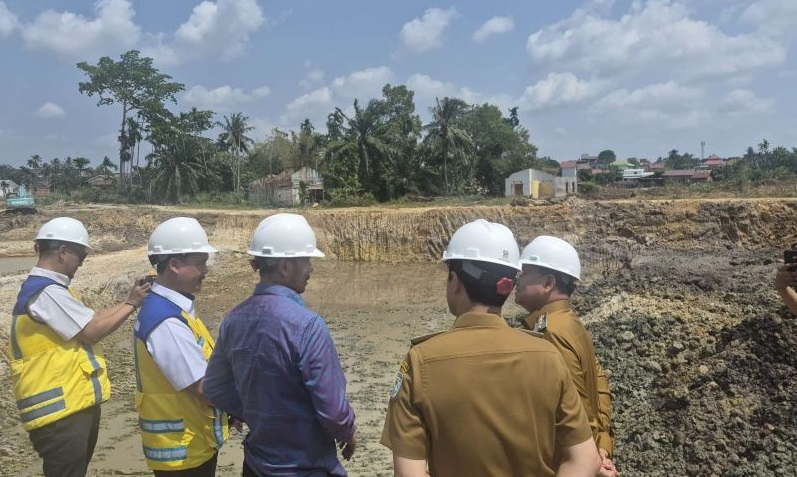 Wali Kota Jambi Maulana bersama anggota Komisi V DPR RI Edi Purwanto (tengah) saat meninjau pembangunan kolam retensi Telago Kajang Lako Kota Jambi