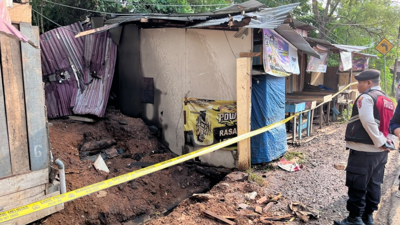 Pipa minyak milik Pertamina yang berada di dalam sebuah bangunan liar di ruas Jalan Surya Darma Km 9, Kelurahan Kenali Asam, Kecamatan Kota Baru, Kota Jambi, yang diduga dibobol, masih diberi garis polisi. Kasus ini kini masih ditangani oleh Polsek Kota Baru.