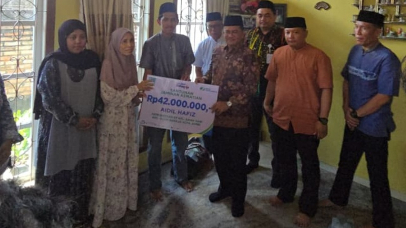 BPJS Ketenagakerjaan dan Pemkot Jambi menyerahkan santunan JKM untuk ahli Waris Ketua RT Rawa Sari 