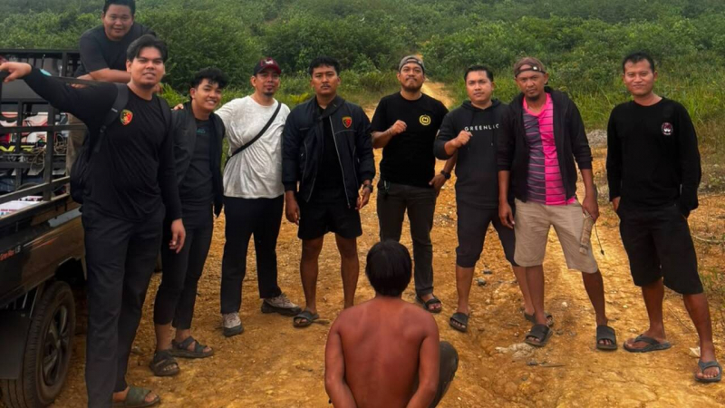 Pelarian tersangka berakhir setelah tim kepolisian berhasil menangkapnya di kawasan hutan perusahaan di Desa Batu Gajah.