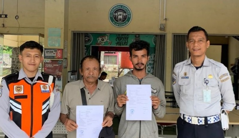 Dua orang terlantar sebelum diberangkatkan ke daerah asal oleh petugas Terminal Tipe A Alam Barajo Kota Jambi.