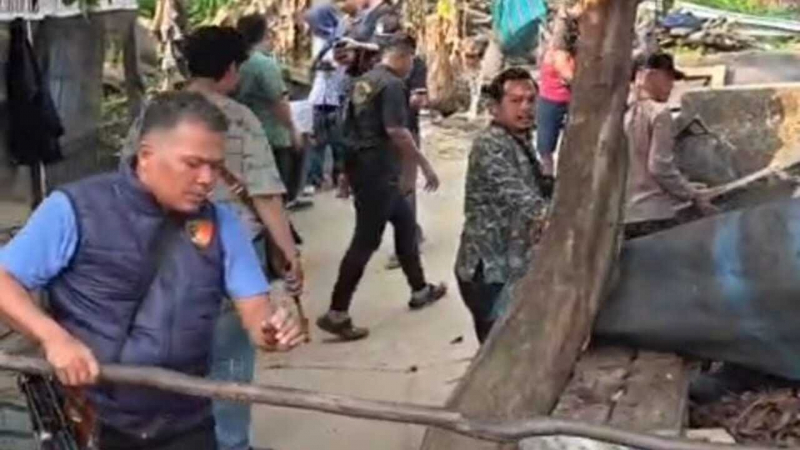 Tim Polsek Kotabaru saat melakukan penggrebekan judi sabung ayam di RT 08 Kelurahan Sukakarya Kecamatan Kotabaru.