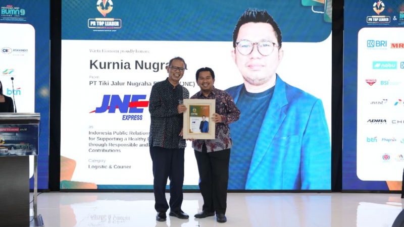 Kurnia Nugraha saat menerima penghargaan bergengsi 