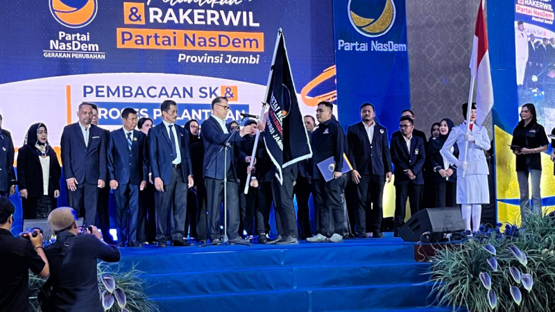 Prosesi pelantikan yang ditandai dengan penyerahan bendera Partai NasDem kepada Ketua DPW NasDem Provinsi Jambi, Sy Fasha
