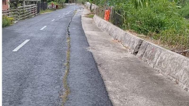 Kondisi jalan sungai penuh di Desa Pinggir Air retak dan terancam amblas.