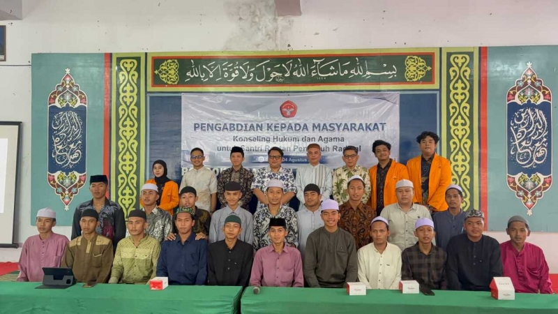 Foto bersama usai kegiatan Konseling Hukum dan Agama untuk Cegah Radikalisme di Ponpes Sa'adatuddarein