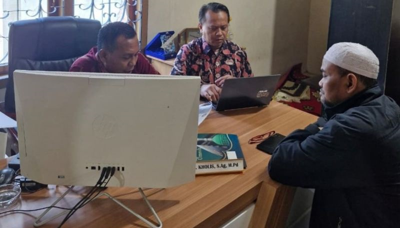 Direktur GST (kanan) salah satu perusahaan penyelenggara perjalanan ibadah umroh saat dimintai keterangan di Kantor Kemenhaj Kota Jambi