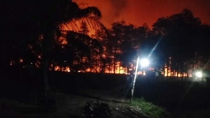 Api masih membakar lahan di Desa Air Merah Sungai Gelam dan tiga heli ditirunkan untuk memadamkan api