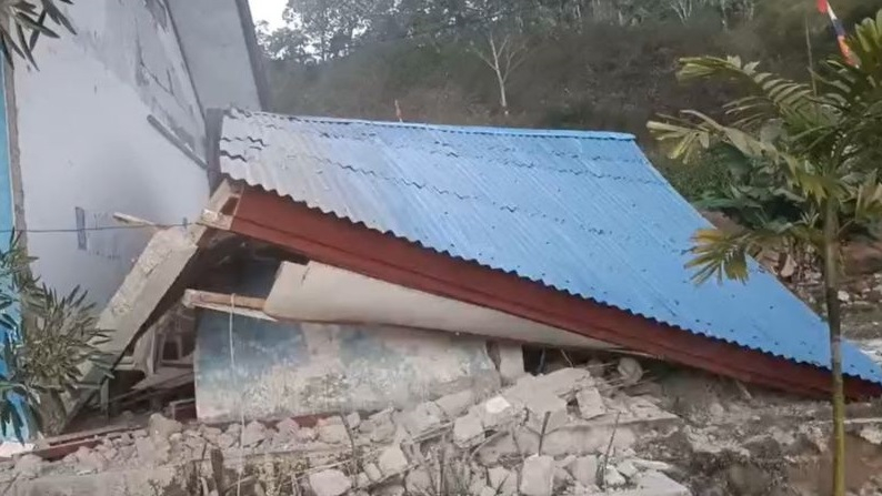 Kondisi bangunan salah satu SD dampingan Plan Indonesia pascagempa bumi di Kabupaten Manggarai, NTT