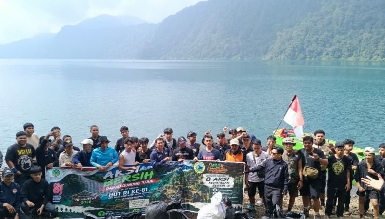 Relawan berhasil mengumpulkan 169 kg sampah dalam aksi bersih-bersih jalur pendakian menuju kawasan objek wisata Danau Gunung Tujuh di Kabupaten Kerinci