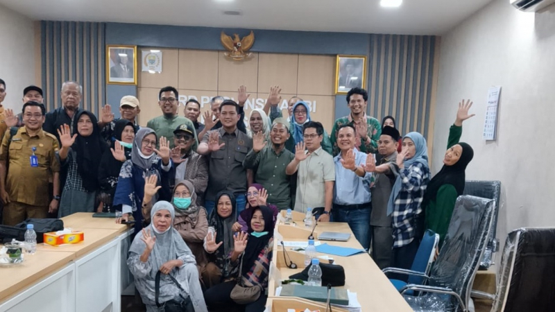 Foto bersama usai Rapat Dengar Pendapat (RDP) bersama DPRD Provinsi Jambi, Selasa (22/9/2026).