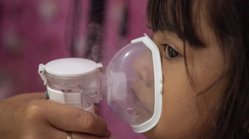 Ilustrasi - Seorang anak yang mengalami gejala infeksi saluran pernapasan akut (ISPA) mendapatkan perawatan dengan nebulizer di Posko Kesehatan Kebakaran Hutan dan Lahan (Karhutla) 
