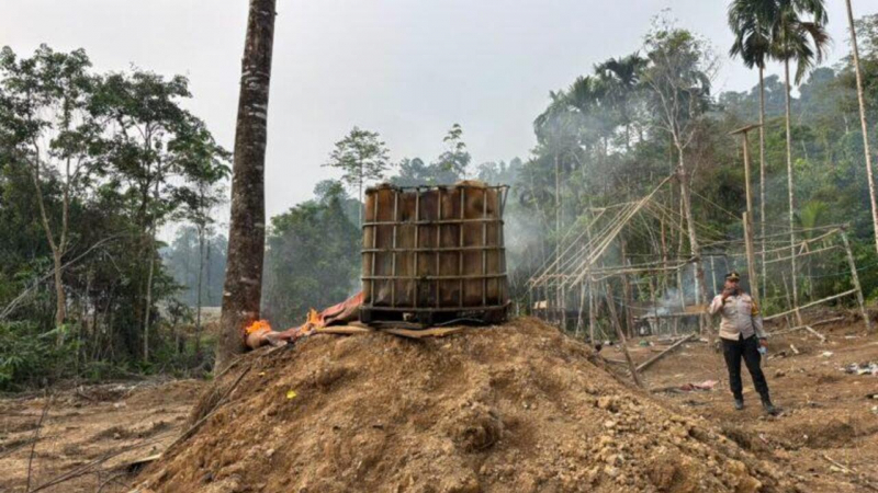 Polisi bakar peralatan tambang yang disita warga di Tambang PETI di Limbur Lubuk Mengkuang