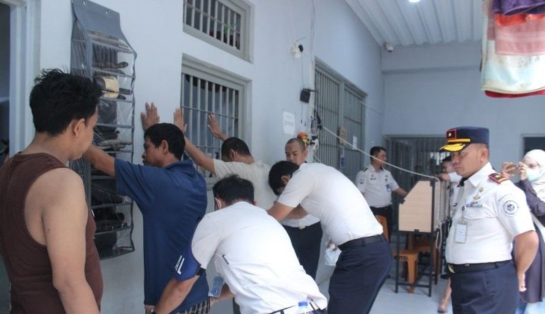 Kakanwil Ditjenpas Jambi Irwan Rahmat Gumilar (kanan) melihat proses pemeriksaan blok hunian dan warga binaan di Lapas Kelas IIA Jambi