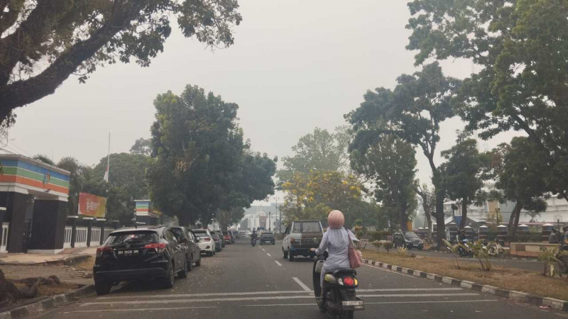 Kabut asap menyelimuti sejumlah ruas jalan di Kota Jambi. Kondisi ini menyebabkan jarak pandang menurun, sementara aktivitas masyarakat dan lalu lintas tetap berlangsung.