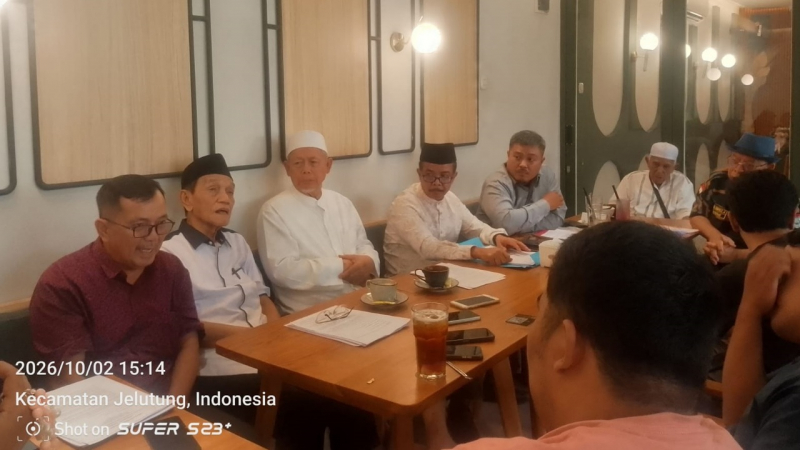 Konferensi pers Yayasan Pendidikan Jambi Bersatu (YPJB) bersama tim hukum membahas perkembangan sengketa badan penyelenggara Universitas Batanghari (Unbari) Jambi. Dalam kesempatan tersebut, YPJB menyampaikan sejumlah persoalan terkait legalitas badan penyelenggara, pengelolaan aset, serta tata kelola Unbari yang kini menjadi bagian dari proses hukum di Pengadilan Negeri Jambi.