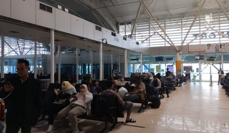 Suasan di terminal keberangkatan Bandara Sultan Thaha Jambi. Calon penumpang tertahan akibat sejumlah maskapai mengalami penundaan keberangkatan dampak kabut asap di Jambi