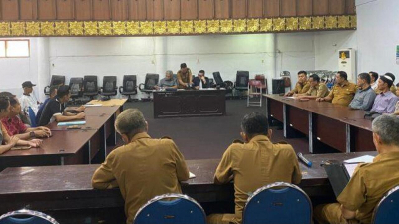 Rapat Dengar Pendapat (RDP) yang dipimpin oleh Wakil Ketua II DPRD Bungo dengan warga Sungai Mengkuang