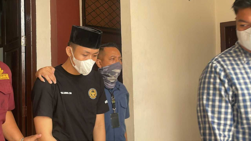 Alung terbukti bersalah melakukan tindak pidana sebagaimana dakwaan jaksa dan divonis penjara seumur hidup.