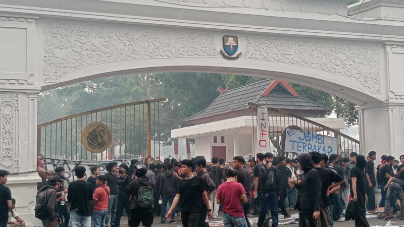 ksi demonstrasi yang digelar Aliansi Rakyat Jambi Marah di kawasan perkantoran Gubernur Jambi, Kamis (8/10/2026), berujung memanas dan merusak pagar kantor gubernur.