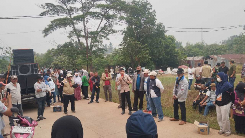 Warga yang rumahnya masuk kawasan Pertamina saat menggelar demo.