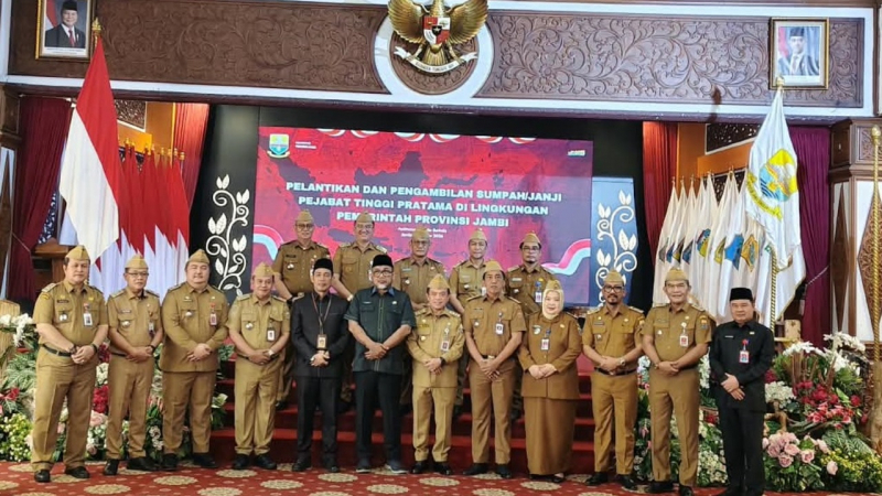 Foto bersama usai pelantikan pejabat eselon II