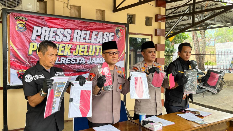 Petugas menunjukkan barang bukti yang berhasil diamankan dari tangan tersangka